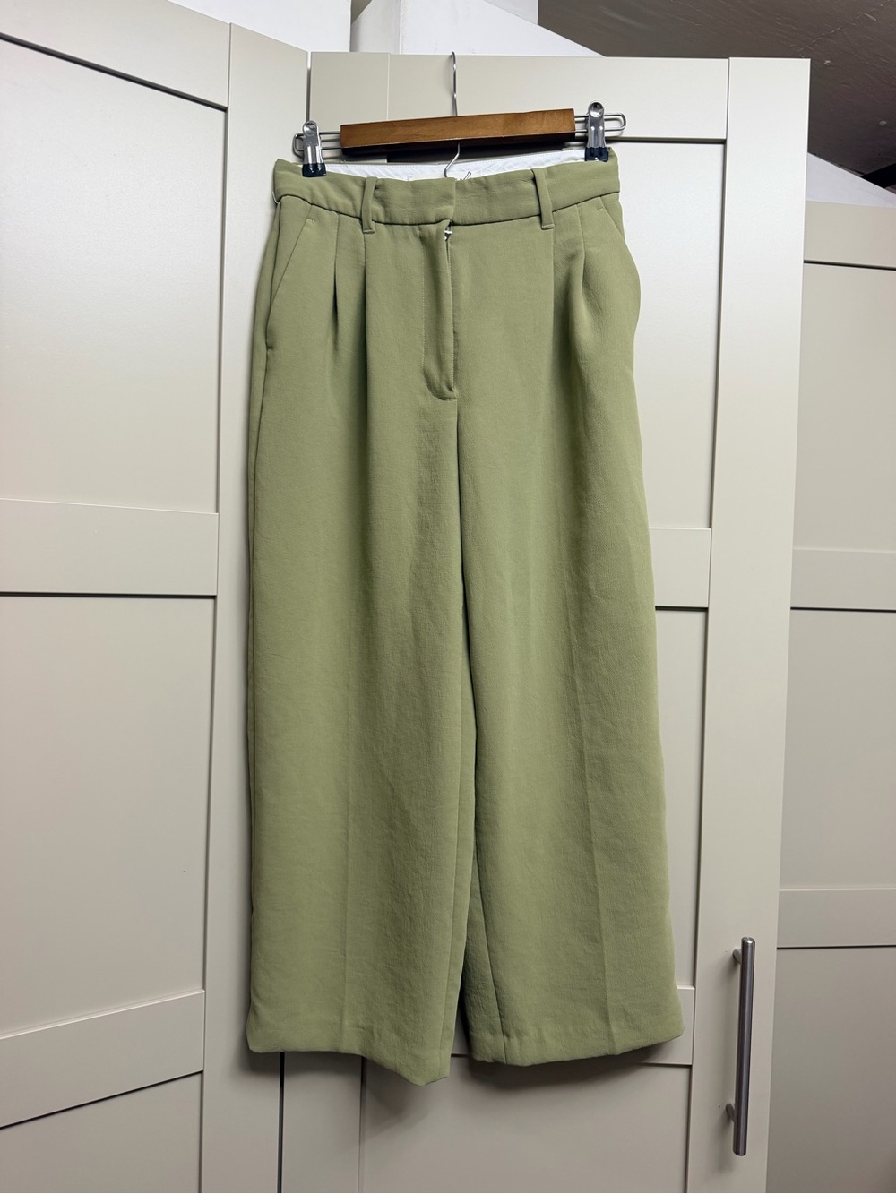 Aritzia Effortless Pants Womens Wide-Leg Trousers in Light Olive Green Size 4